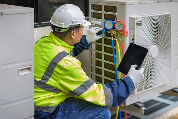 Professional Hvac technician working in Lovettsville, VA